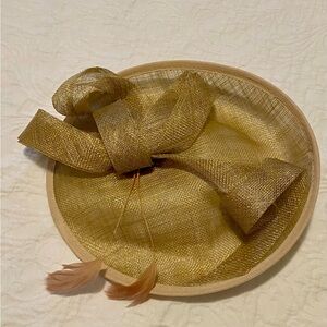 ROZKITCH Khaki Mesh Fascinator Hat | Feather Flower Derby Hair Clip
